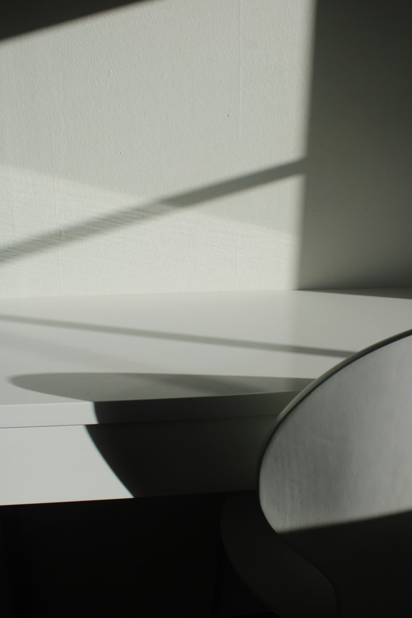Detalle de luz y mobiliario en un interior contemporáneo